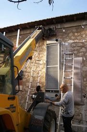 Un module de rénovation par l'extérieur e2vent en cours d'installation