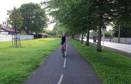 une personne qui arrive de face en vélo