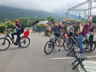 plusieurs personnes sur leur vélo en train de dire aurevoir