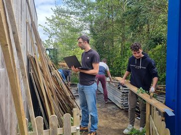 des personnes en train de bricoler avec des bouts de bois