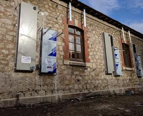 Un module de rénovation par l'extérieur e2vent installé sur la façade extérieure