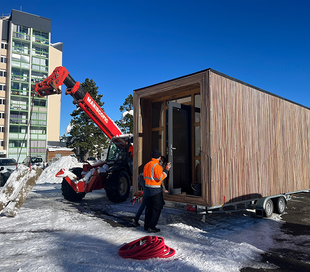 Module en bois préfabriqué Mugi, logement saisonnier modulable développé avec SOLIHA