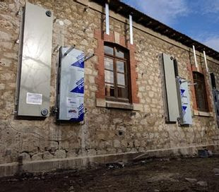 Un module de rénovation par l'extérieur e2vent installé sur la façade extérieure