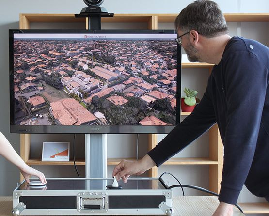 immersite version table valise avec projection du jumeau numérique de la ville d'Anglet et des personnes en train de faire une réunion de concertation